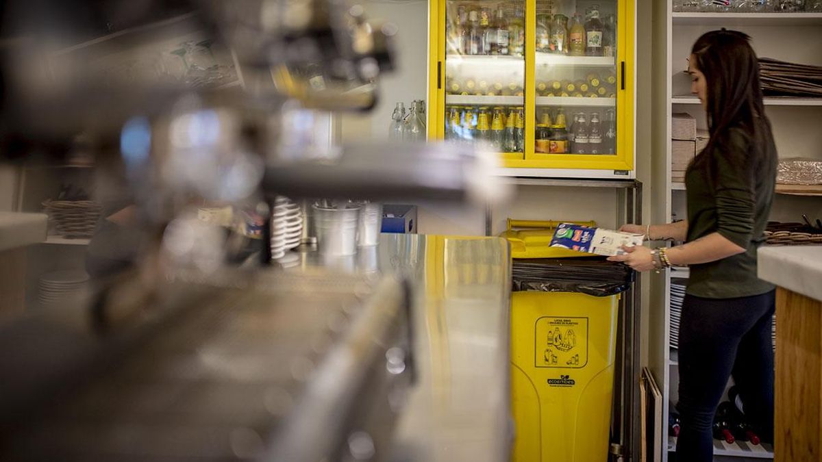 De la gasolinera al hospital: el plan para impulsar el reciclaje más allá del hogar