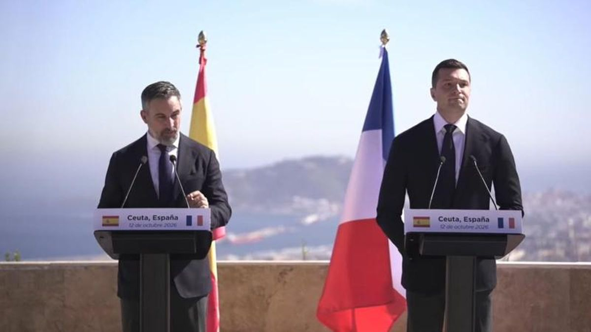 Abascal planta a los reyes el 12 de octubre para irse a Ceuta con el ultra Bardella: "No quiero compartir tribuna con traidores"