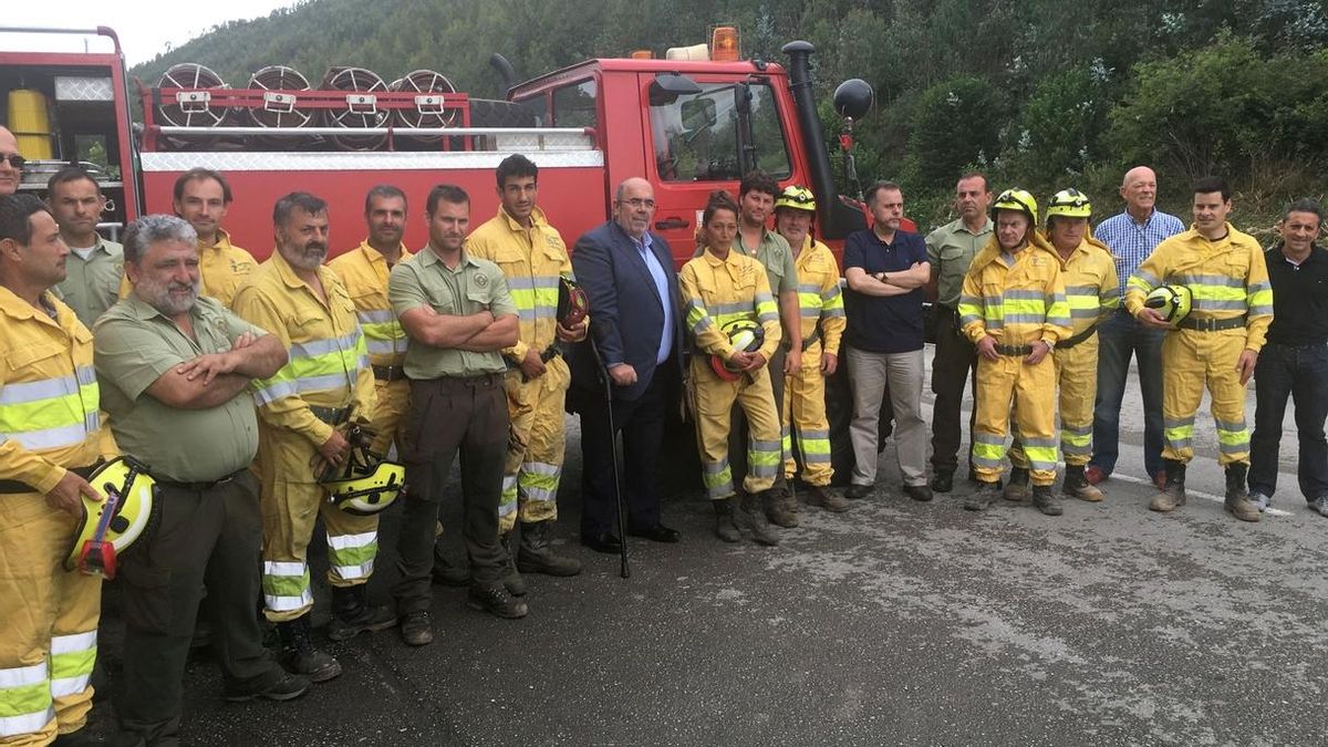 Trabajadores de extinción de incendios de Cantabria se concentran en homenaje al agente fallecido en La Palma