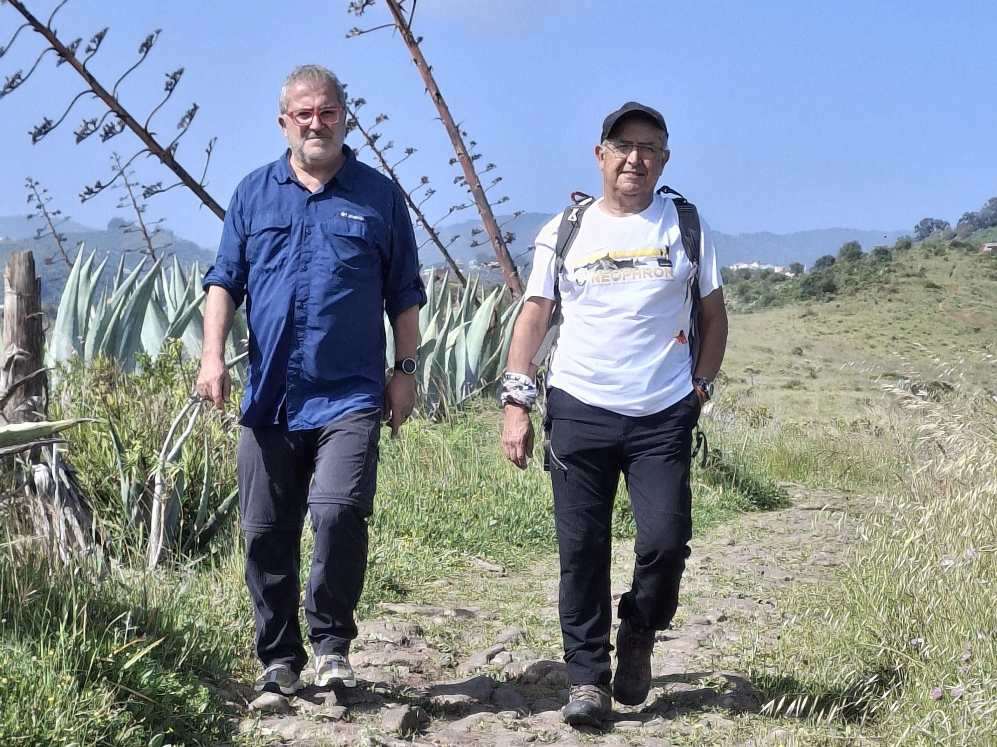 El geógrafo Claudio Moreno, profesor de Geografía de la ULPGC (izquierda), y Manuel Cardona, guía de senderos, en un tramo del camino histórico de Teror.