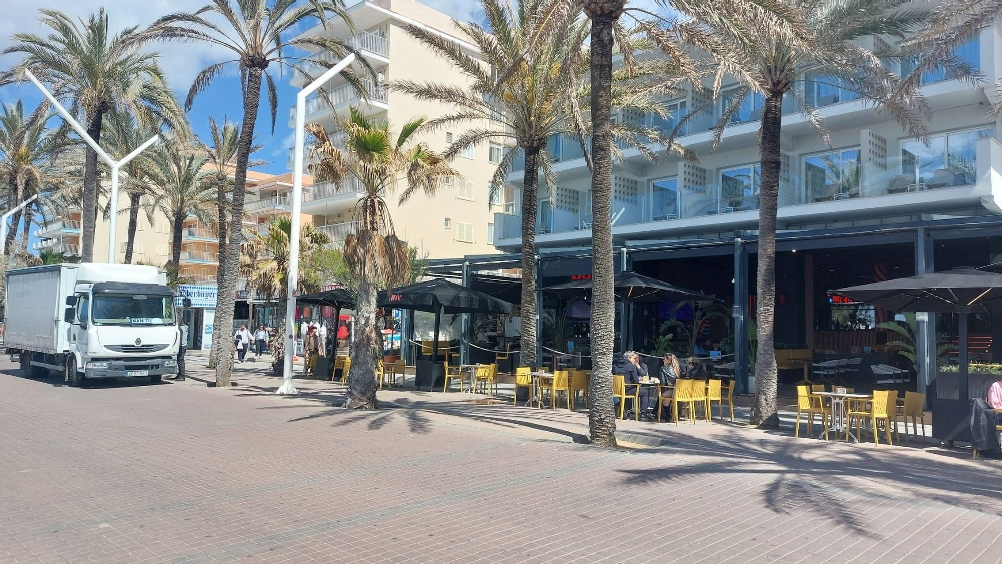 Terrazas frente a un hotel de Playa de Palma