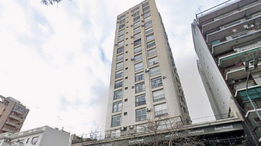 Frente del edificio de Asamblea 1132, Parque Chacabuco, en cuyo segundo piso vivía la familia Adorni