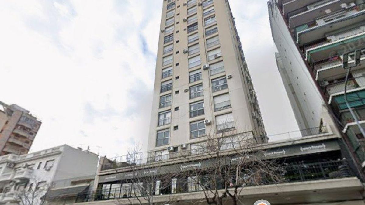 Frente del edificio de Asamblea 1132, Parque Chacabuco, en cuyo segundo piso vivía la familia Adorni