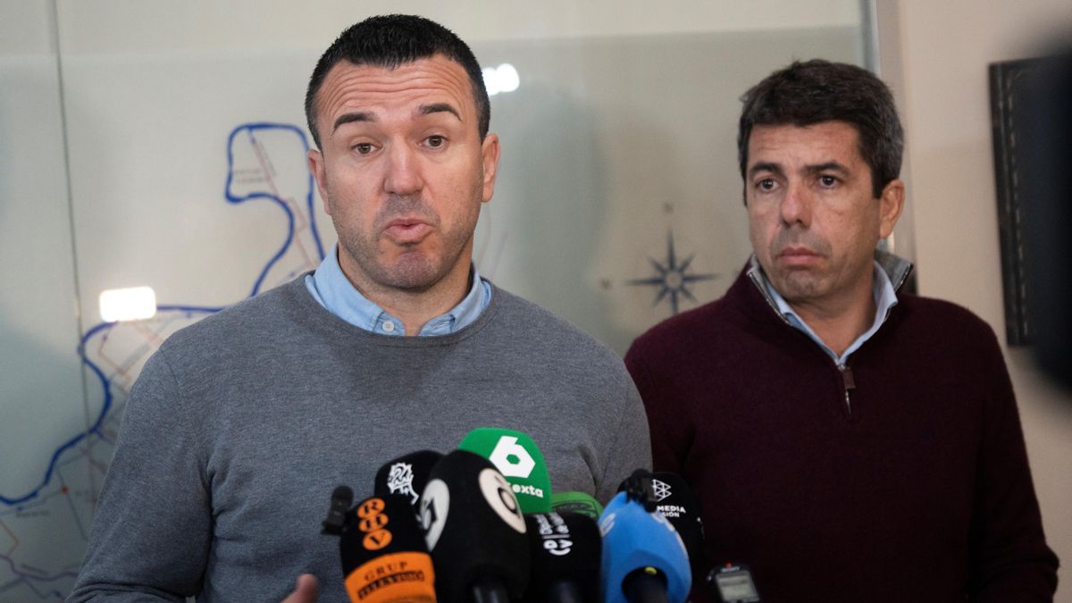 El presidente de la Diputación de Valencia, Vicent Mompó, ofrece declaraciones a los medios junto a Carlos Mazón el 12 diciembre de 2024, en Valencia
