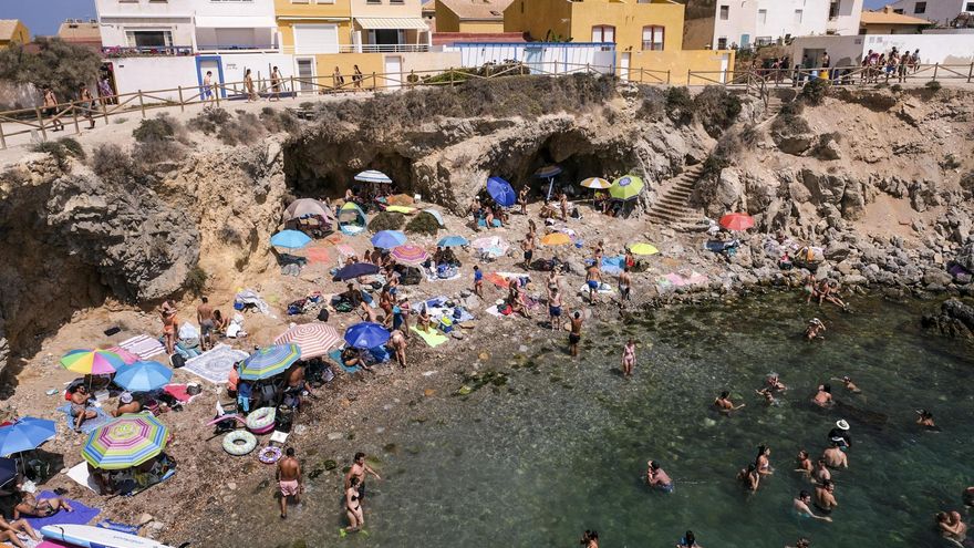 Los vecinos de Tabarca piden menos turistas en agosto y más visitas a lo largo del año