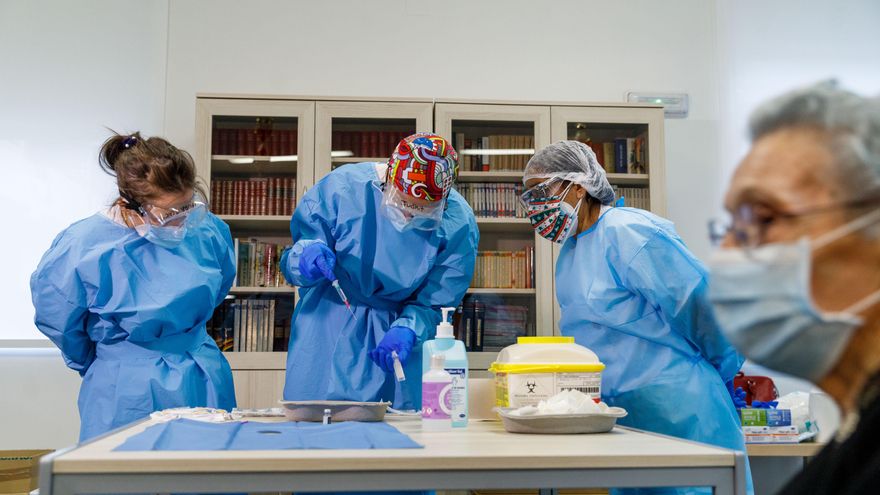 Tres profesionales preparan las vacunas en Segovia.