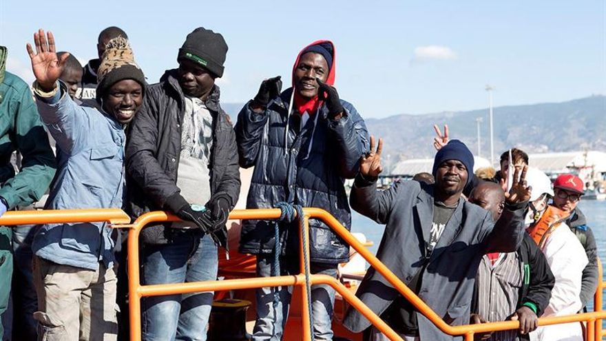 Rescatan cinco pateras con 174 inmigrantes en aguas del Estrecho y Alborán