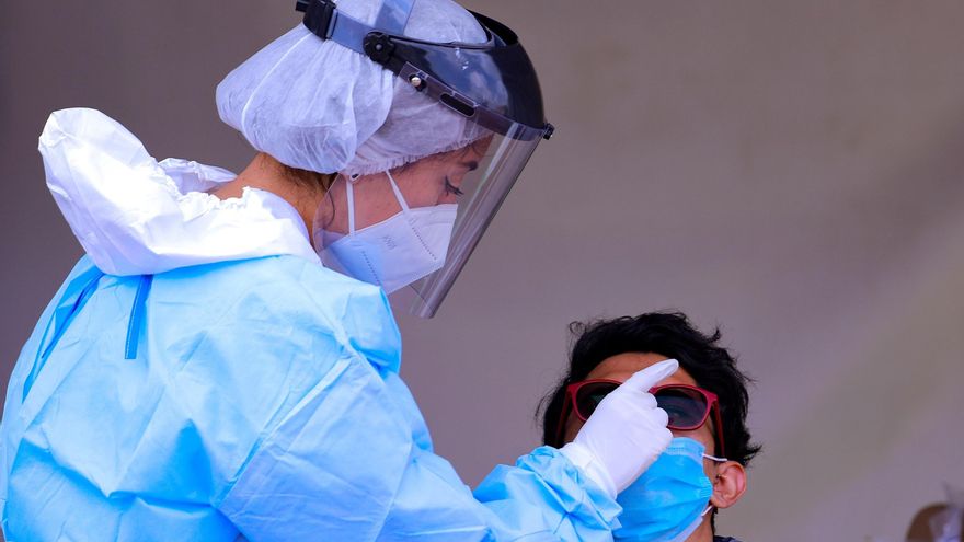Personal de salud realiza una prueba de covid-19 hoy a un hombre en Ciudad de México. EFE/Carlos Ramírez
