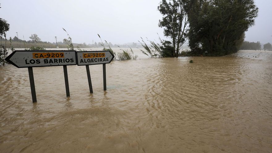 La carretera que conecta Algeciras con Los Barrios (CA-9209) está cortada al tráfico por el desbordamiento del río Palmones, por el fuerte temporal que azota la zona del Campo de Gibraltar. EFE/ A.Carrasco Ragel