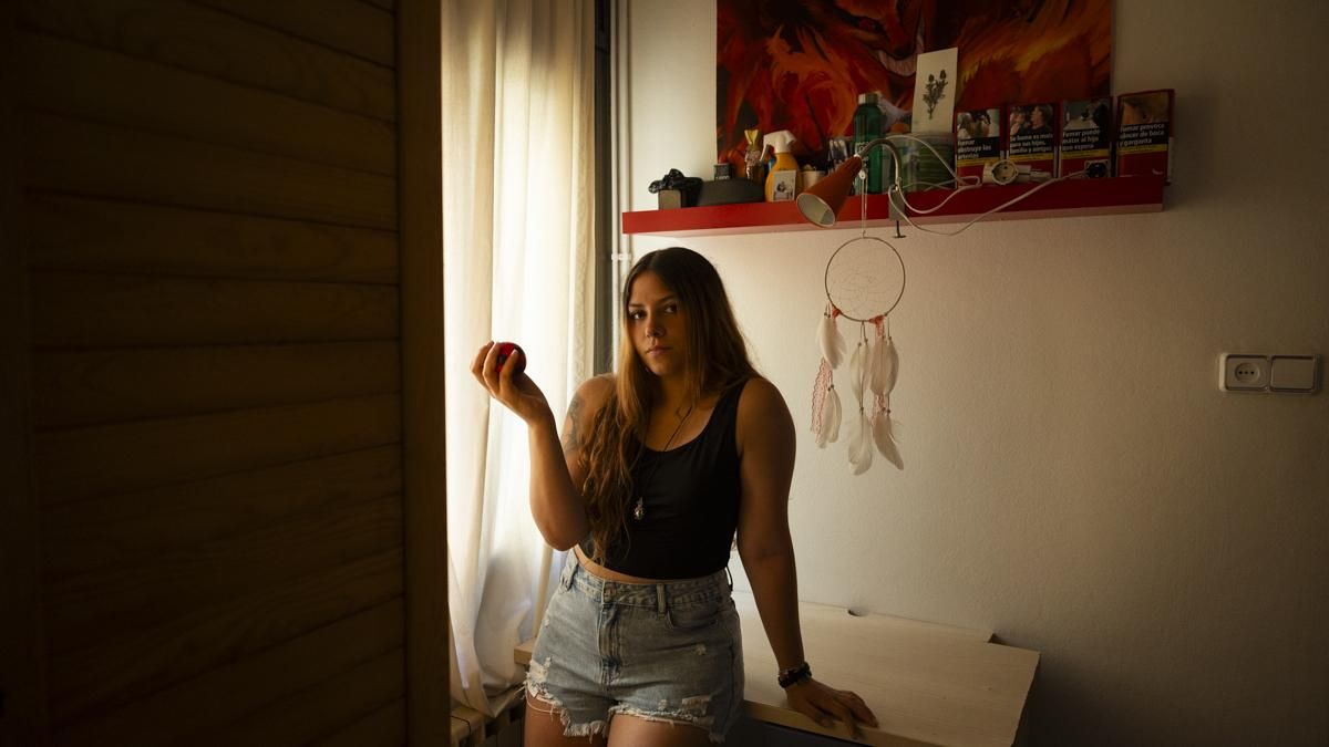 Gisela Martín, con su inseparable pelotita antiestrés con la que trata de recuperar la motricidad fina