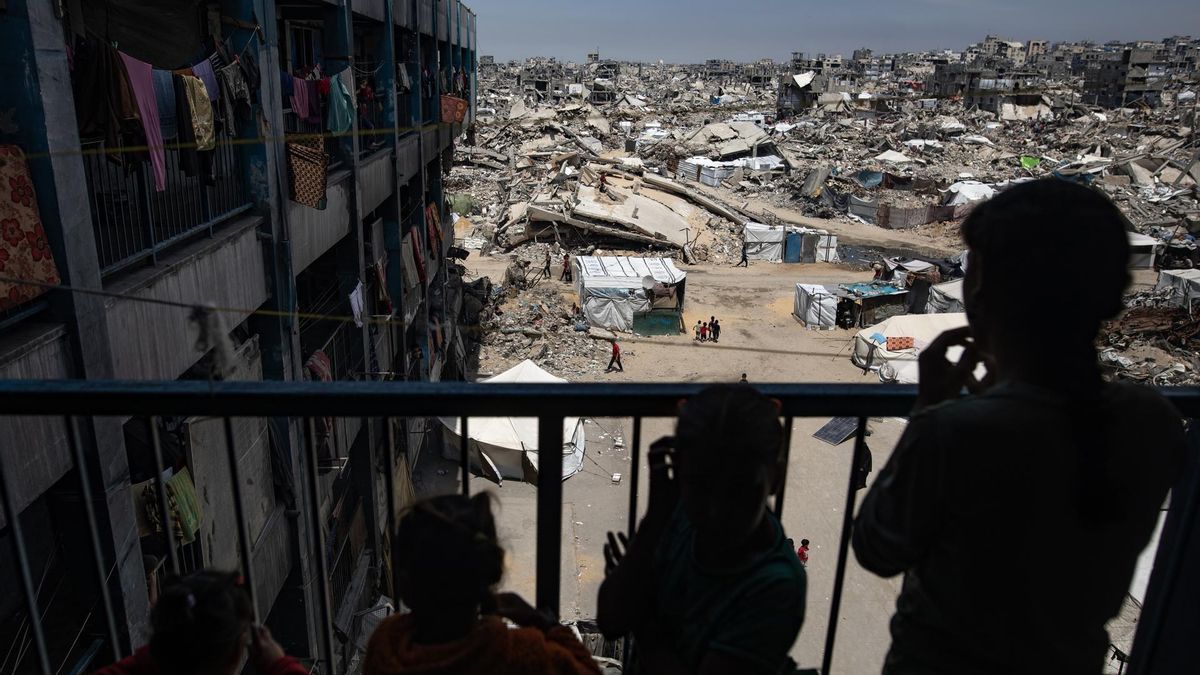 Vista general desde una escuela que alberga a personas desplazadas en el campo de Jabalia, al norte de la ciudad de Gaza, este martes.