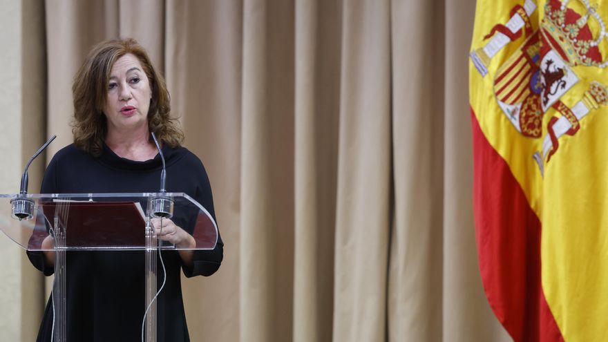 La presidenta del Congreso, Francina Armengol, pronuncia un discurso durante el coloquio ’50 años después: la Corona en el tránsito a la democracia’.