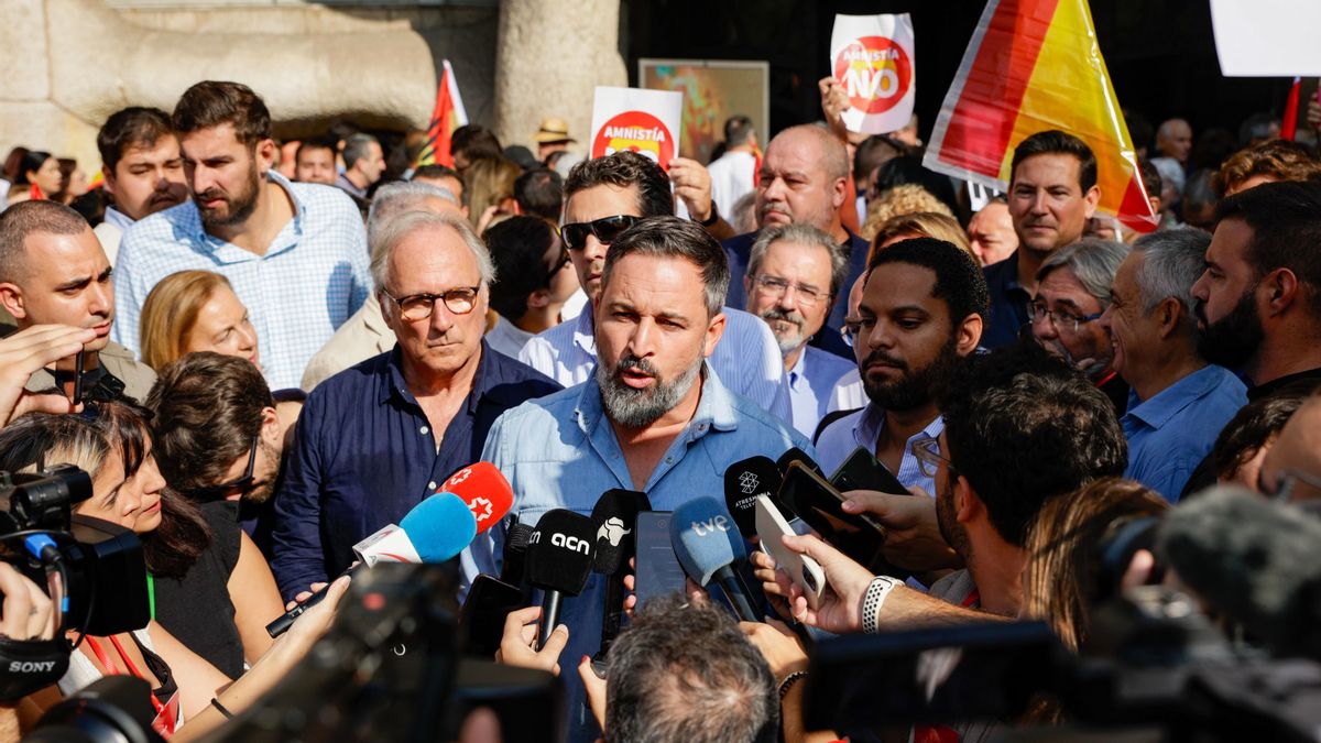 El líder de Vox, Santiago Abascal, atiende a los medios de comunicación antes de la manifestación de SCC, a 8 de octubre de 2023, en Barcelona, Catalunya (España)
