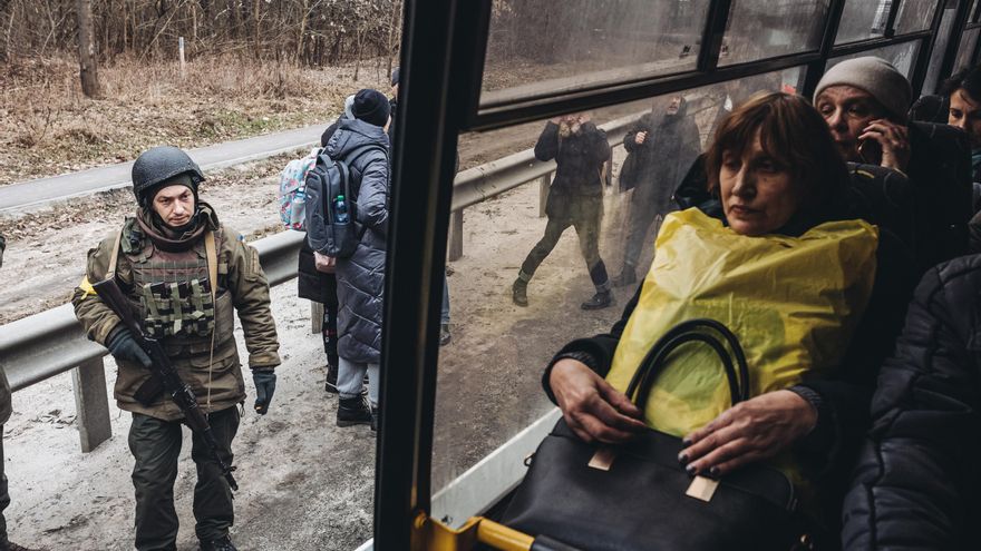 Varias personas son evacuadas en un autobús, a 5 de marzo de 2022, en Irpin (Ucrania)