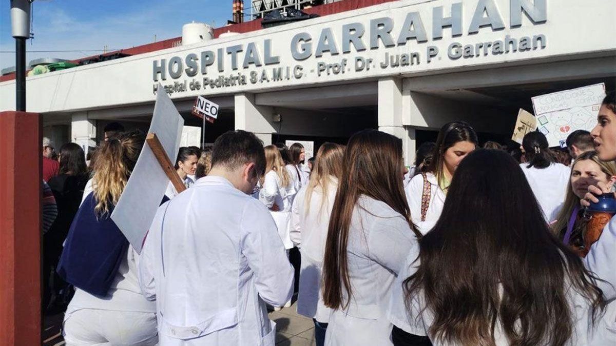 Trabajadores del hospital Garrahan siguen en conflicto por reclamos salariales.