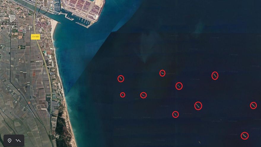 Marcados con un círculo rojo, 10 barcos fondeados frente a la costa de El Saler, en una imagen tomada en noviembre de 2020.