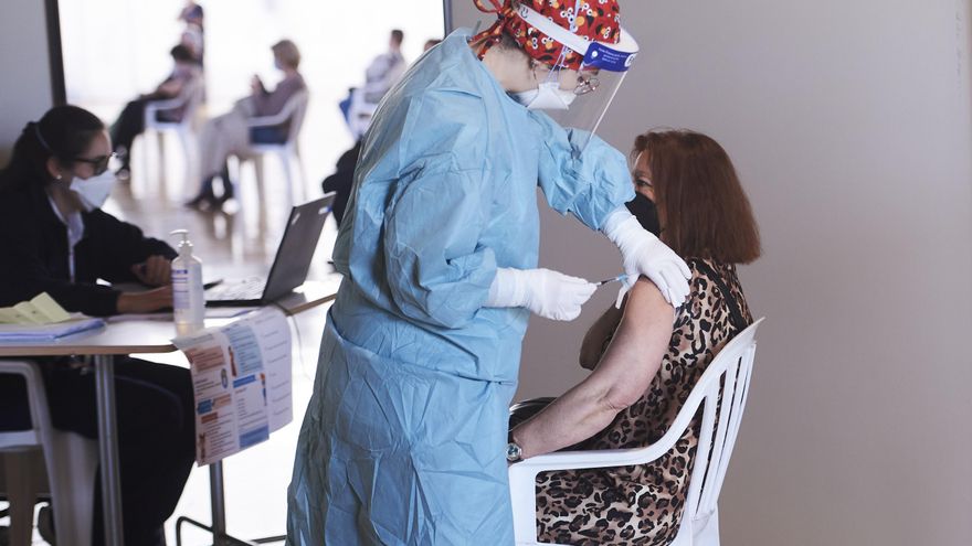 Archivo - Vacunación contra el coronavirus en Cantabria