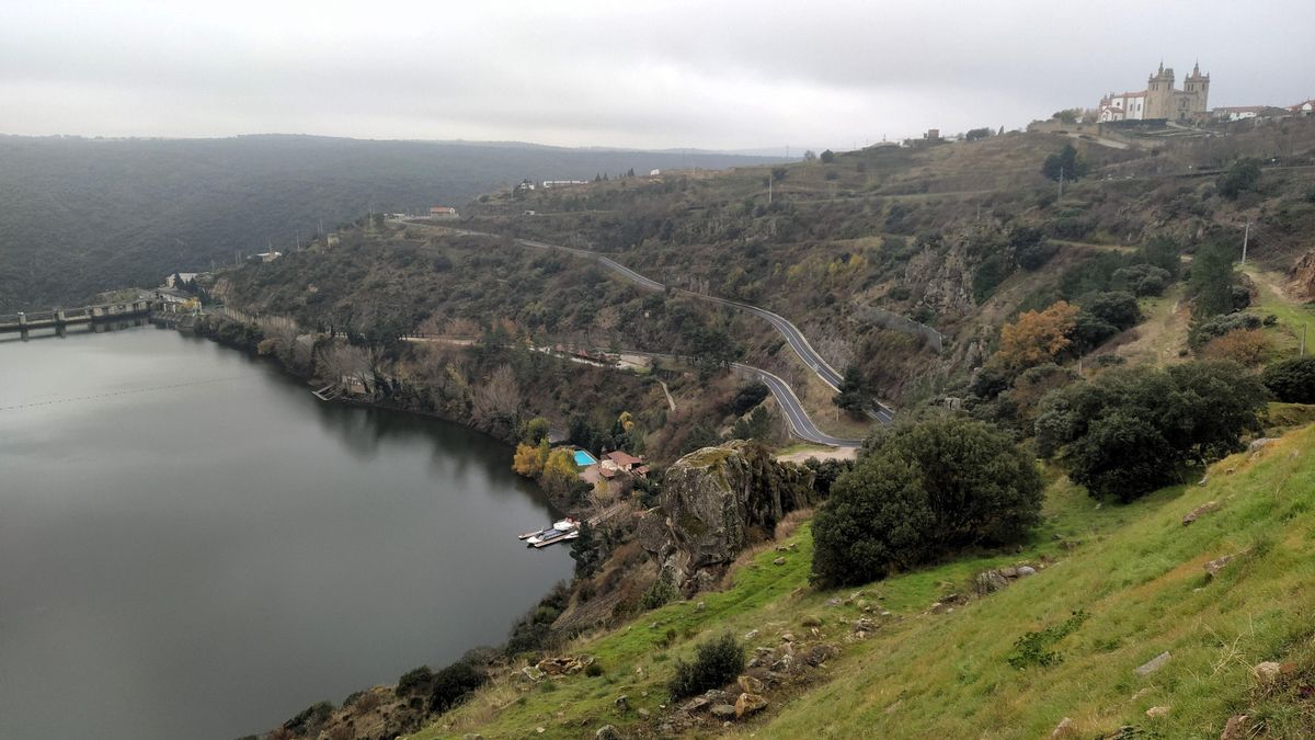 Vistas de Miranda do Douro y su embalse