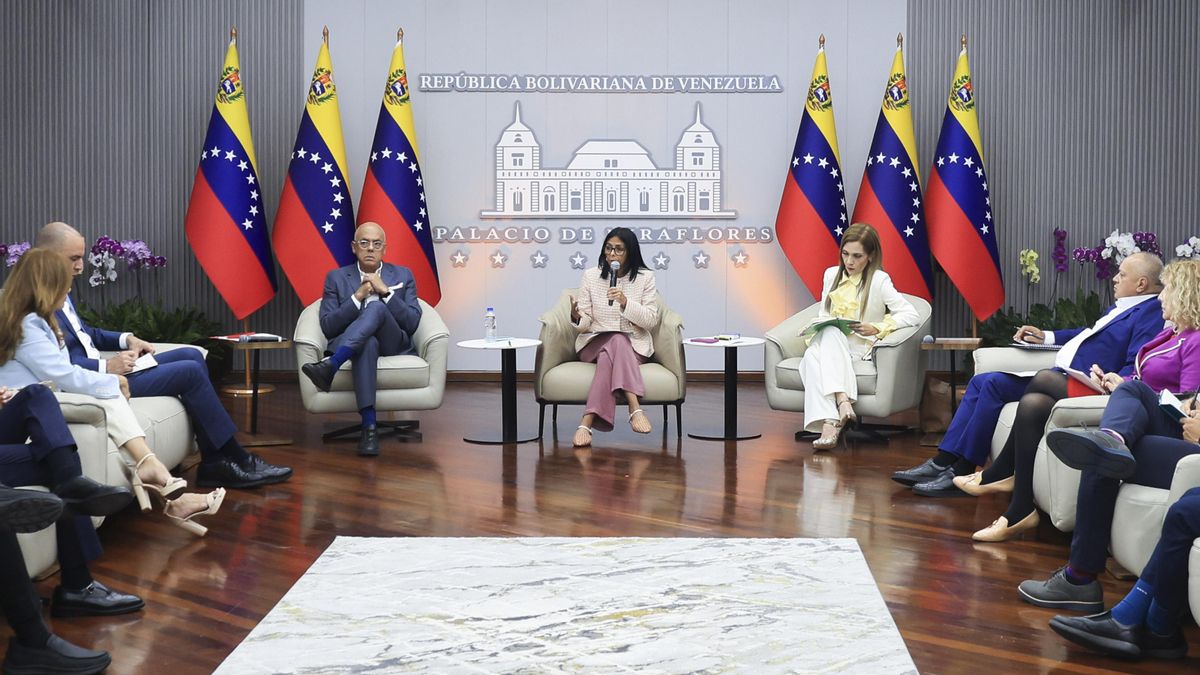 La presidenta encargada de Venezuela, Delcy Rodríguez (c), durante una reunión. 