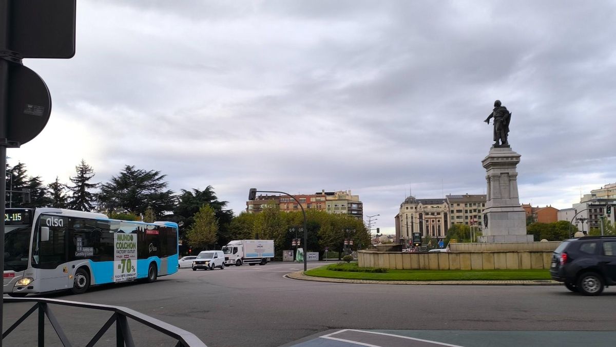 Heridos leves un niño y una mujer mayor en una colisión entre un autobús y una furgoneta en la Plaza de Guzmán en León