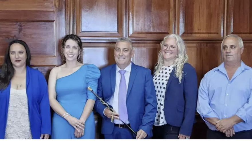 José Ángel Sánchez con su grupo de Gobierno.