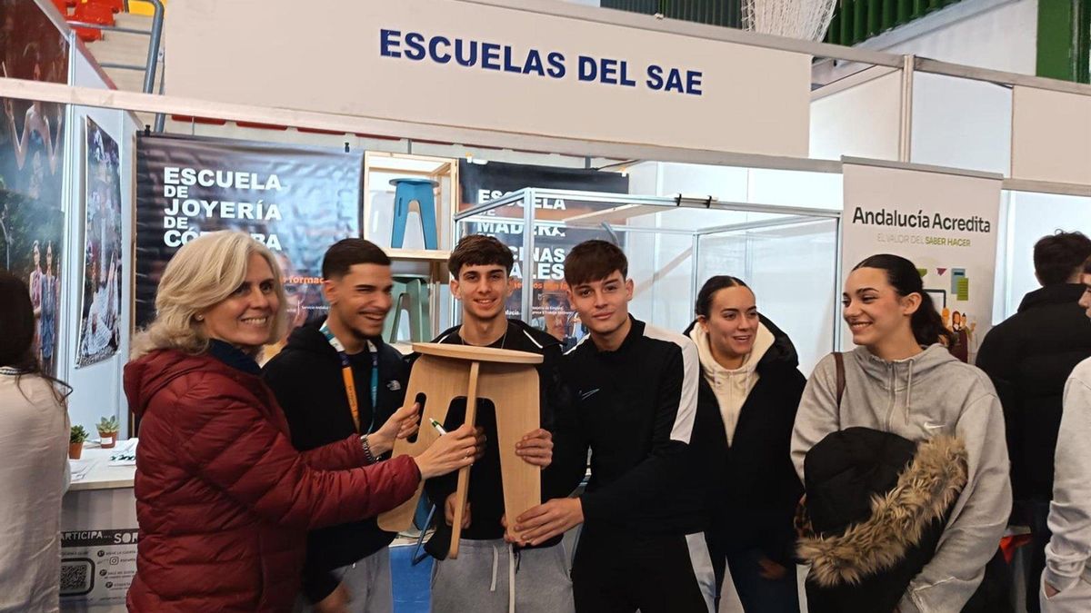 Las Escuelas de la Madera y la Joyería muestran su oferta formativa en el XXII Salón del Estudiante de Lucena