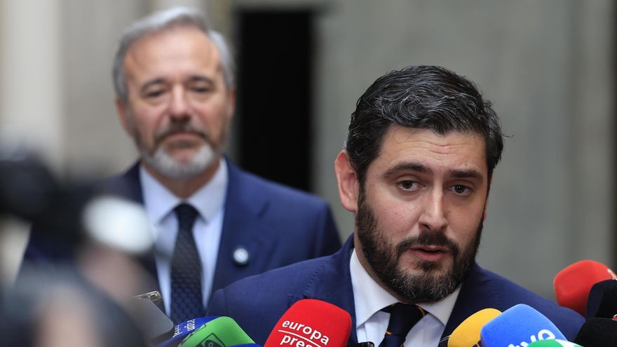 El presidente del PP de Aragón, Jorge Azcón, y el líder de Vox en la región, Alejandro Nolasco, durante el anuncio del pacto.