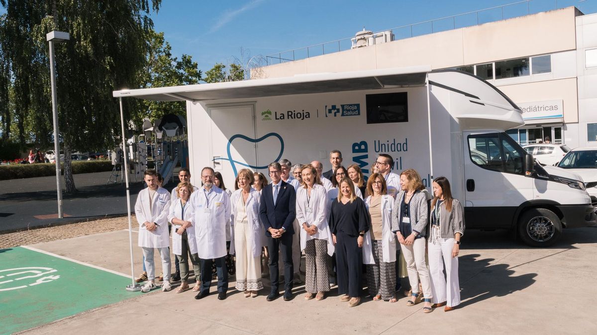El presidente del Gobierno de La Rioja, Gonzalo Capellán, visitan la Unidad Móvil Bucodental