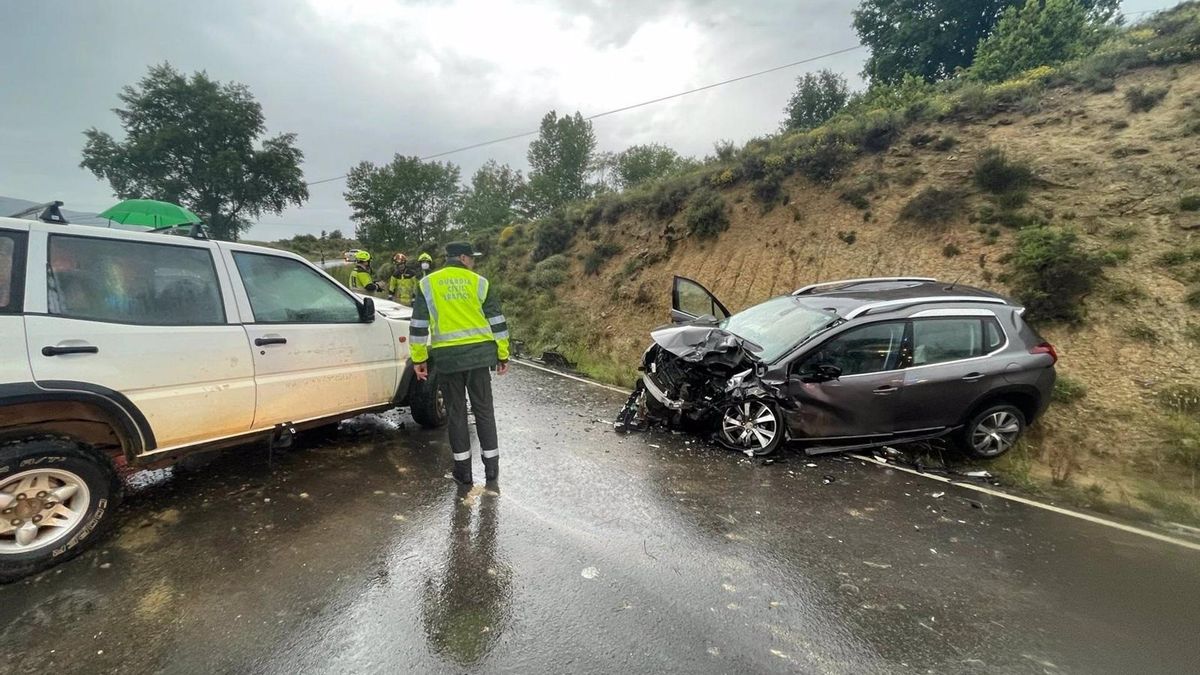 Choque frontal entre un coche y un todoterreno en Caldearenas.