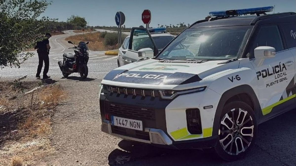 Policía Local de Puente Genil y Guardia Civil en el control de tráfico.