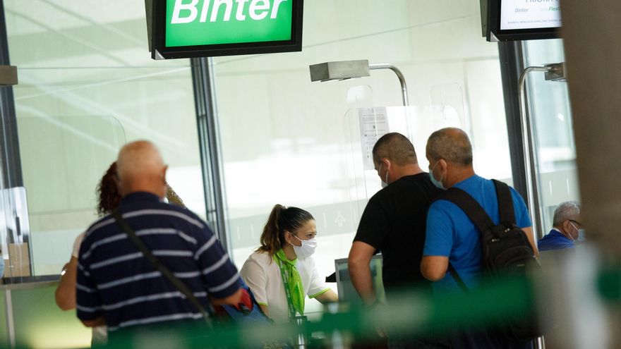 Hoteleros canarios piden reforzar el personal de los controles aeroportuarios para evitar las colas