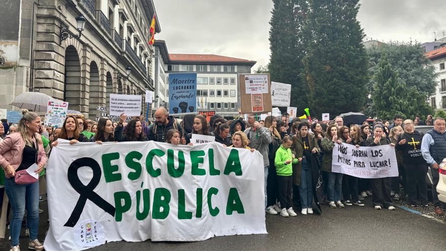 Docentes y sindicatos de enseñanza (ANPE, CCOO, SUATEA, UGT y CSIF) se concentran este lunes frente a la Consejería de Educación.