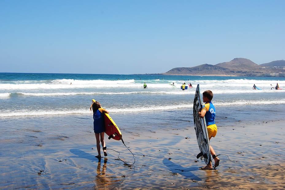 Los más pequeños fueron los primeros en apuntarse a las clases gratuitas de iniciación que ofrecían las escuelas de surf. (Canarias Ahora).
