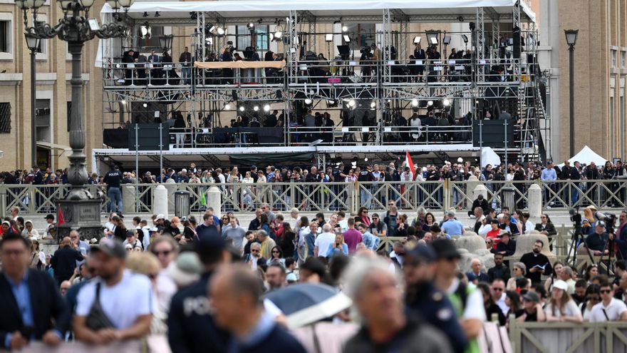Miembros de los medios de comunicación trabajan en la Plaza de San Pedro en el segundo día del cónclave, en la Ciudad del Vaticano, el 8 de mayo de 2025. EFE/EPA/ETTORE FERRARI