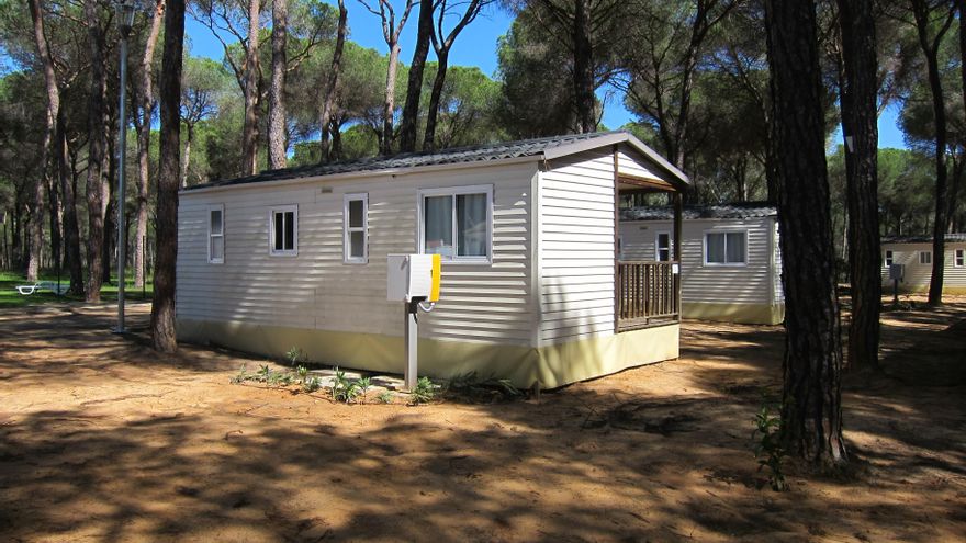 Archivo - Bungalow en un camping en Doñana, en una imagen de archivo.