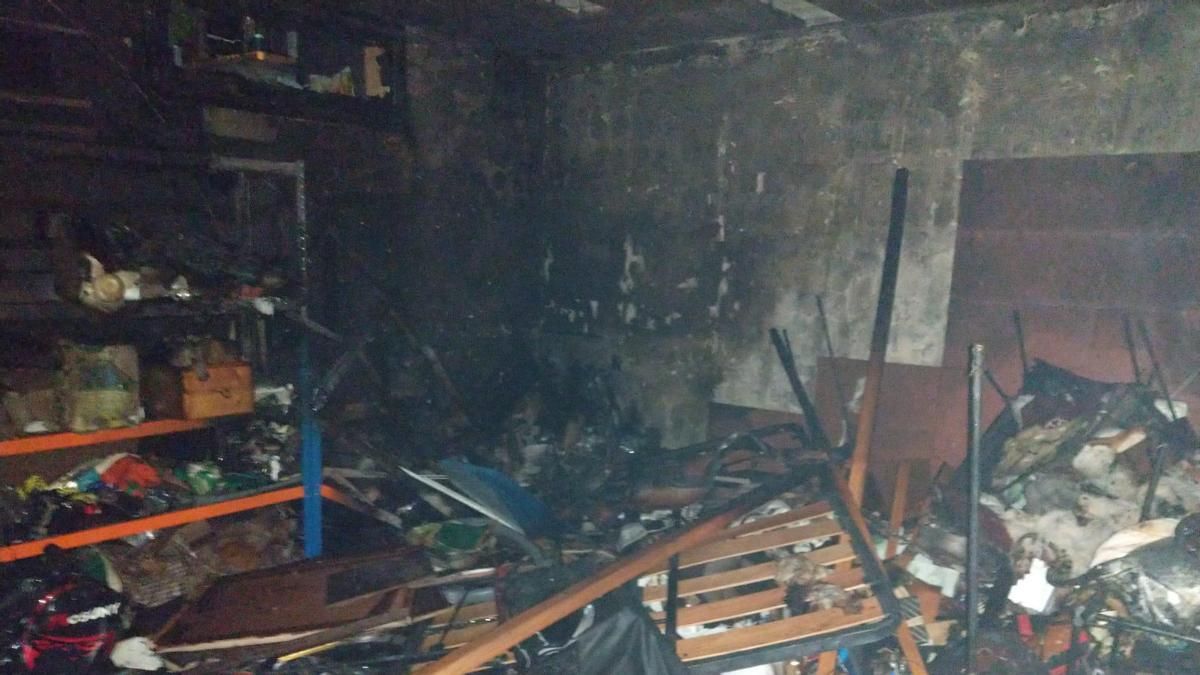 Efectos del incendio en el interior de una vivienda en Las Ventas de Albares (Torre del Bierzo).