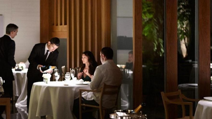 Pelucas, un acento raro y dos cerraduras magnéticas: así se robó en Atrio el vino valorado en 350.000 euros