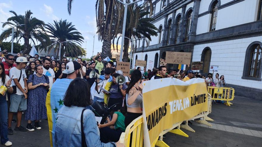 Centenares de manifestantes rodean el Teatro Pérez Galdós donde se celebra el acto institucional del Día de Canarias