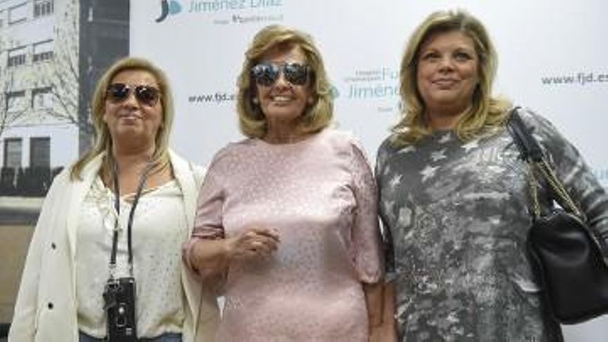 Maria Teresa Campos con Terelu y Carmen Borrego a la salida del hospital