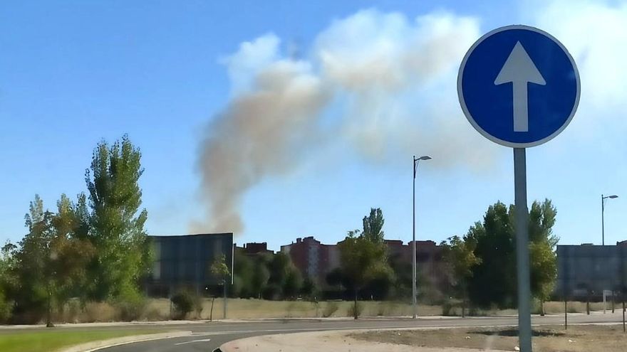 La columna de humo del incendio en Puente Castro era visible a distancia.