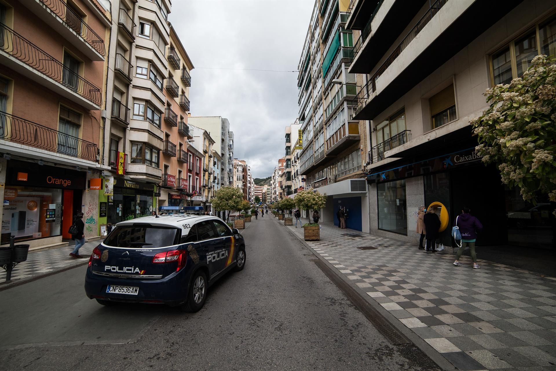 Un coche de policía circulando por la calle Carretería de Cuenca
