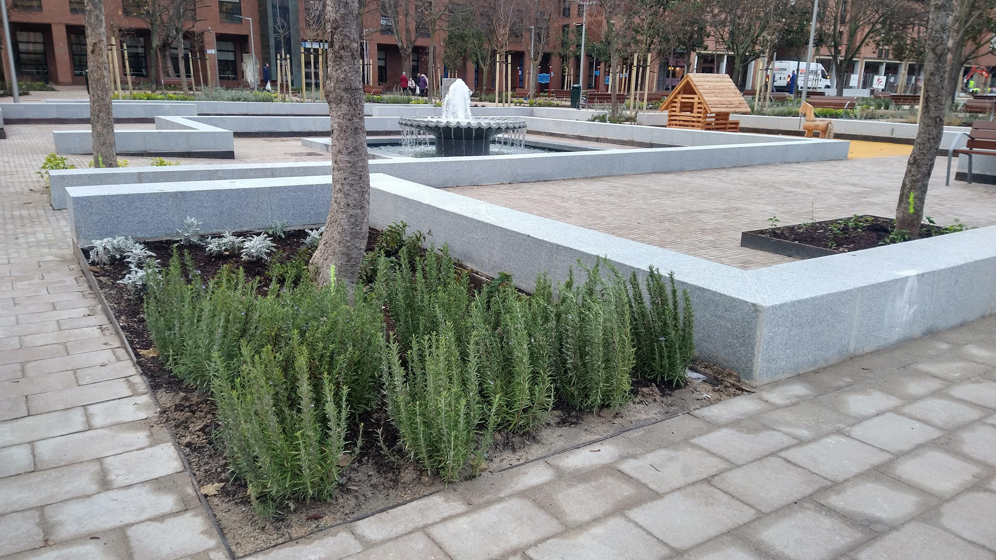 Vista de la plaza de la Remonta reformada