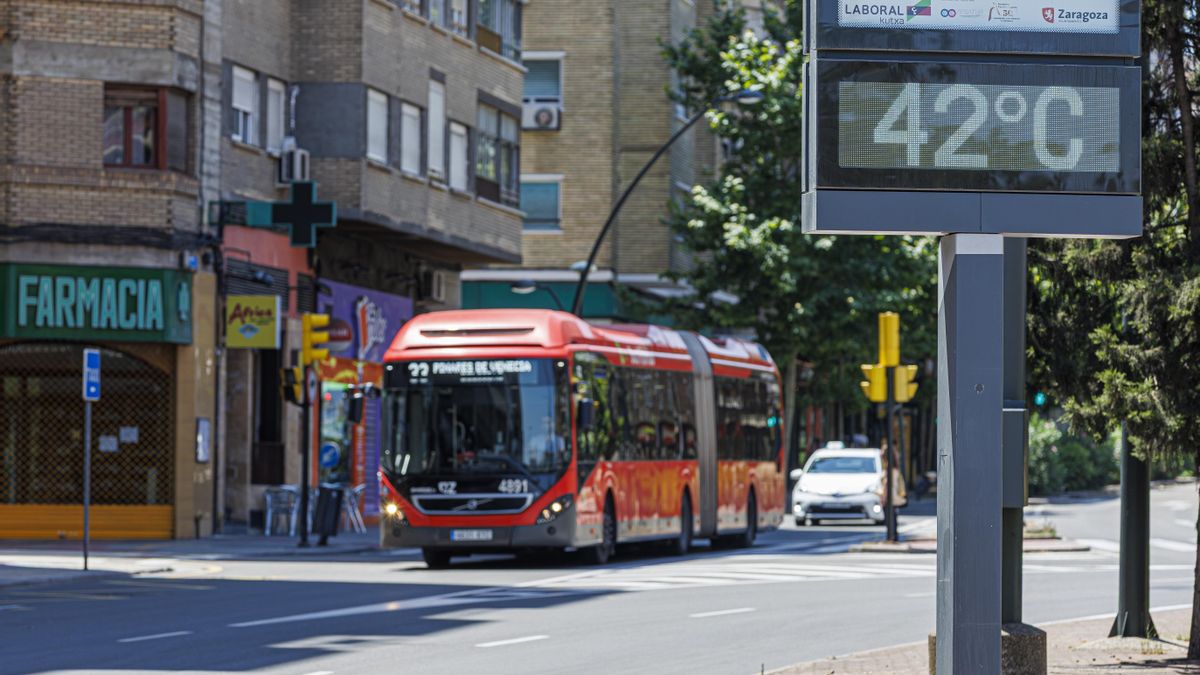 Imagen de archivo ( 28/06/2025) de un termómetro que marca 42 grados en una calle de Zaragoza.