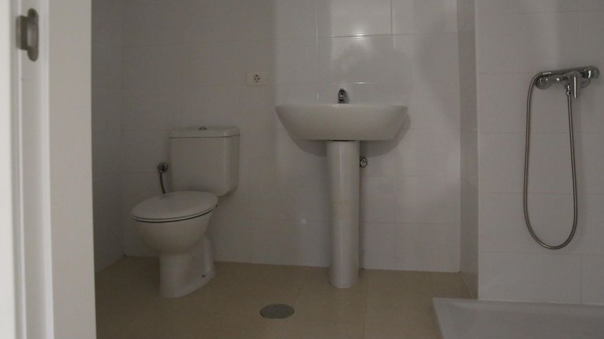 Baño en una de las viviendas de Tazacorte para los damnificados por la erupción del volcán.