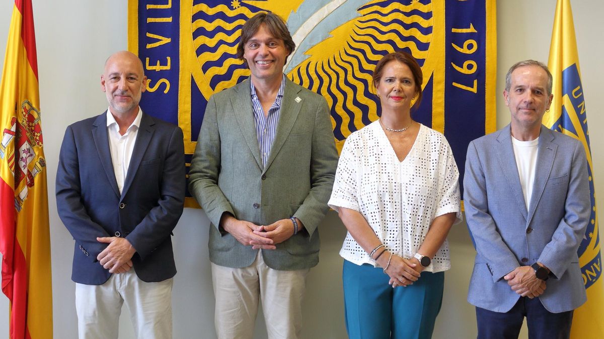 El rector de la UPO y la presidenta de la Fundación LABME (centro) junto al director general de Políticas Sociales de la UPO, Raúl Álvarez y José Luis Muñoz de la Fundación LABME.