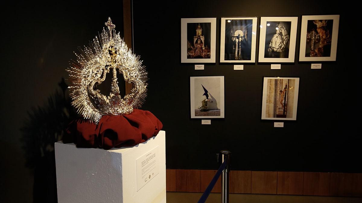 Inauguración de las exposiciones de estrenos de las hermandades en 2004 en la Fundación Cajasol