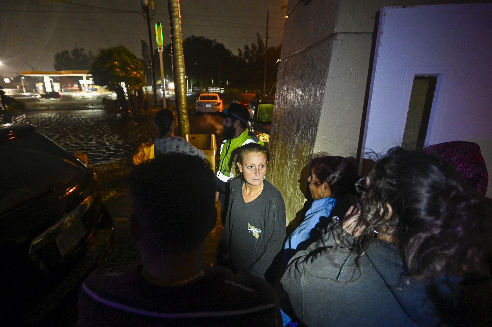 La gente observa las calles inundadas después de que Milton tocara tierra en Brandon, Florida, este miércoles