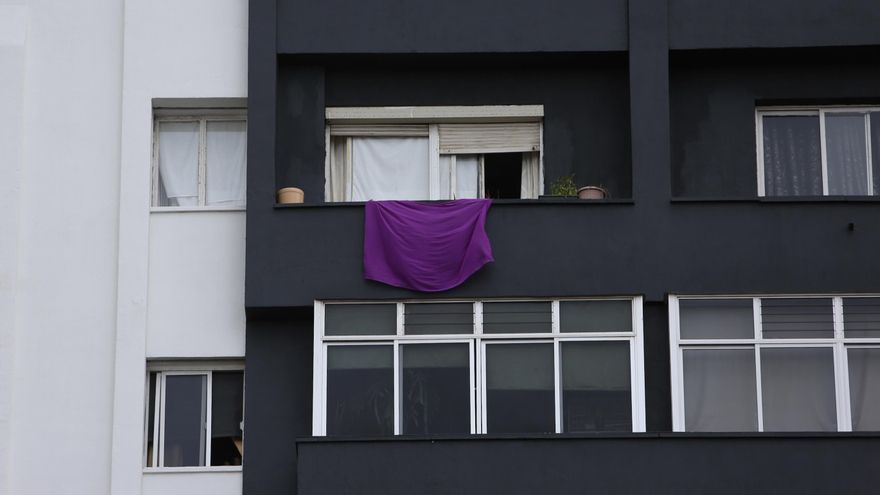 Balcones teñidos de violeta en Las Palmas de Gran Canaria. (ALEJANDRO RAMOS)