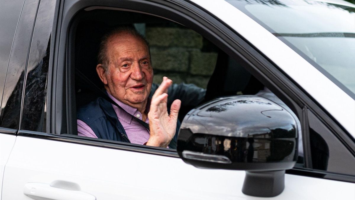 El rey emérito Juan Carlos I acude a los toros de Sevilla para la reaparición del diestro Morante