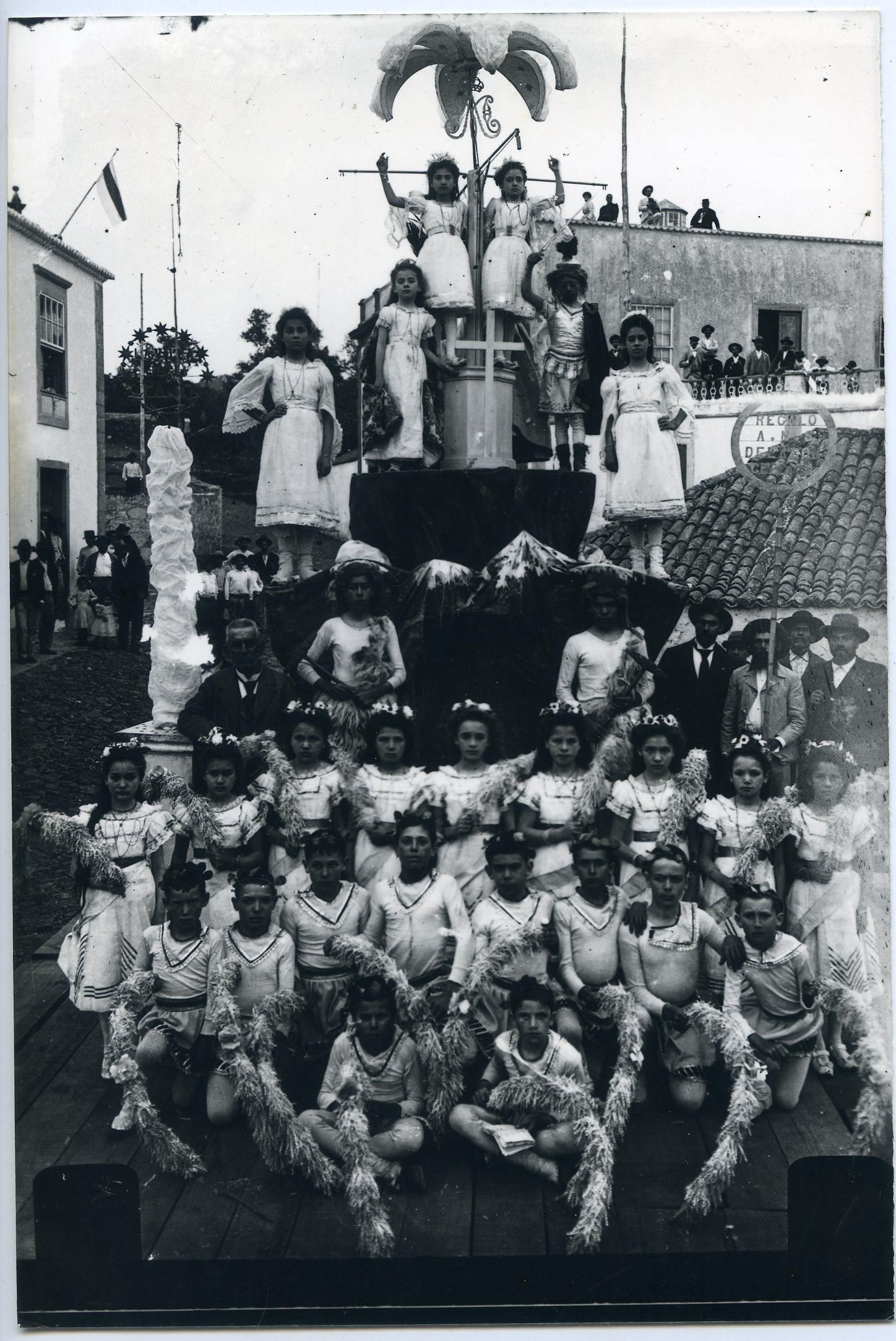 4.	Miembros de la Danza de El Paso que participó en la Bajada de la Virgen de las Nieves en el año 1900. Fotografía realizada en El Paso durante la celebración de las fiestas de Ntra. Sra. de Bonanza, patrona de El Paso (mayo de 1900). El director de la Danza, Antonio Herrera Martín es el que se sitúa en el lado izquierdo. ARCHIVO GENERAL DE LA PALMA.